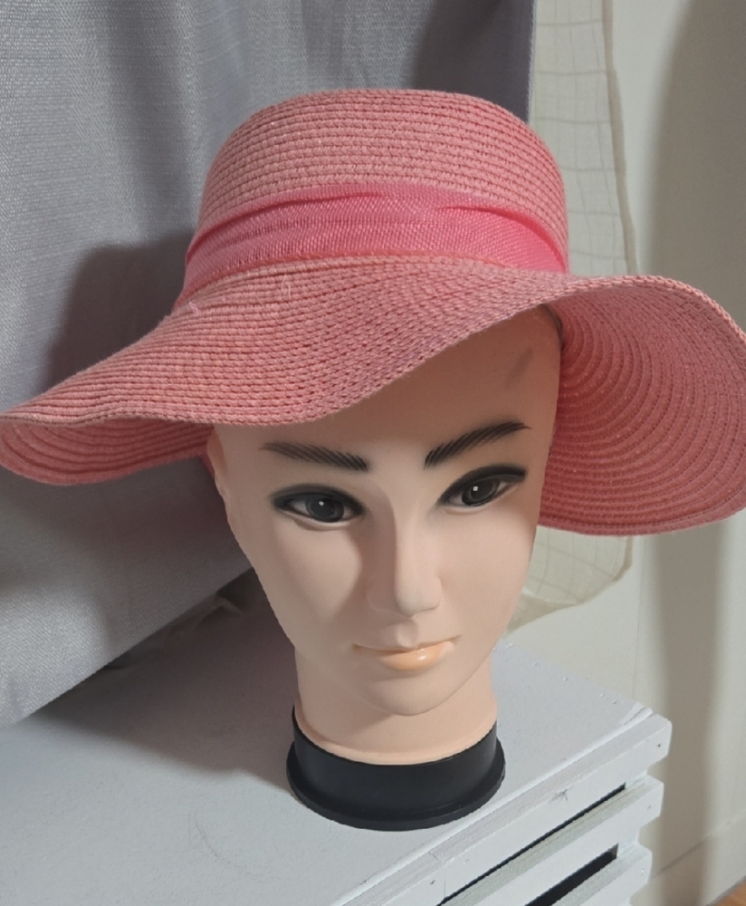 hat for the beach or for extreme sun use